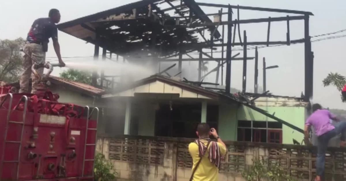 ไฟไหม้บ้านตาวัย 77 ปี สุนัขห่วงเจ้าของวิ่งเข้ากองเพลิงถูกไฟคลอกตาย