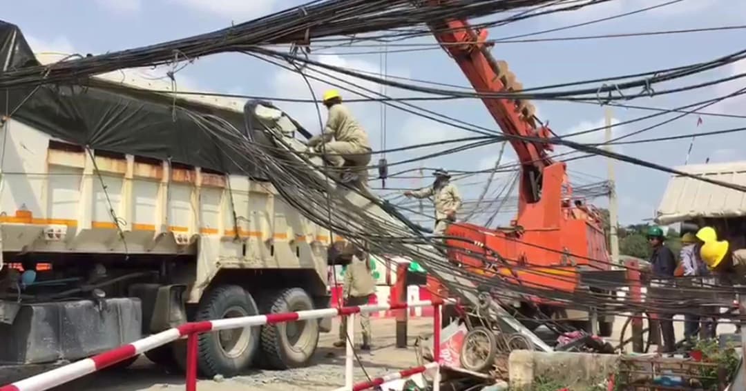 10 ล้อเกี่ยวสายสื่อสารดึงเสาไฟฟ้าหักโค่น ไฟดับเป็นวงกว้าง
