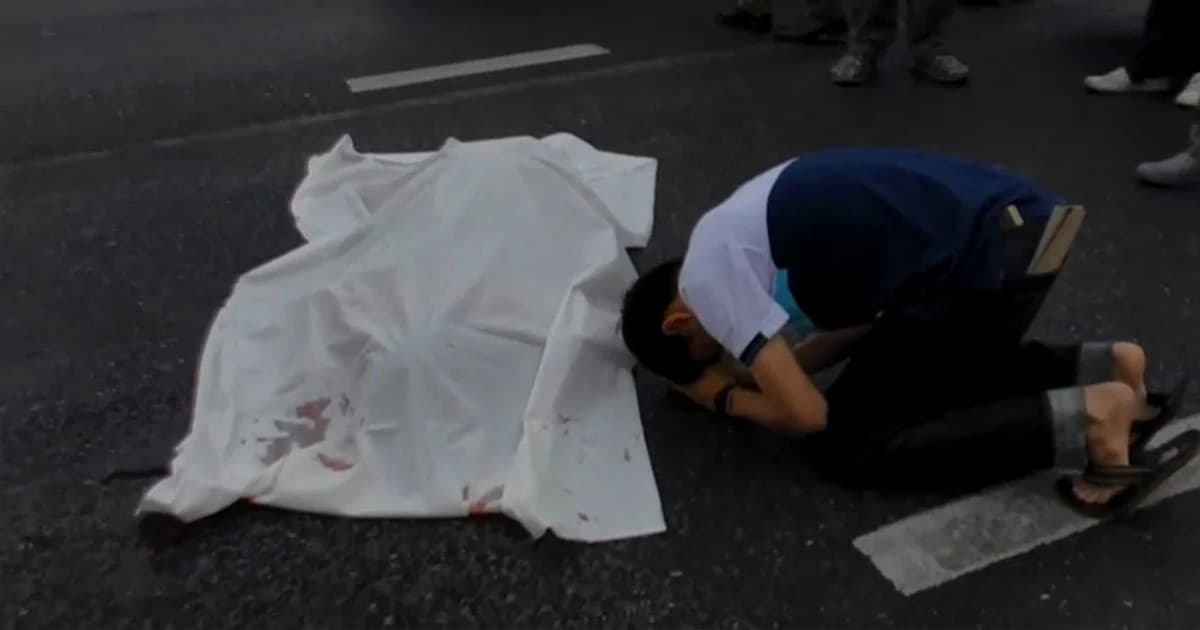 ฝนตก ถนนลื่น กระบะป้ายแดง เสียหลักข้ามเกาะกลาง พุ่งชน จยย. ดับ 2