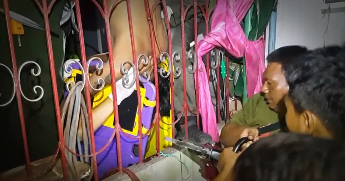 ชายตกจากที่สูง โดนเหล็กเสียบหลังห้อยหัว เจ็บสาหัส