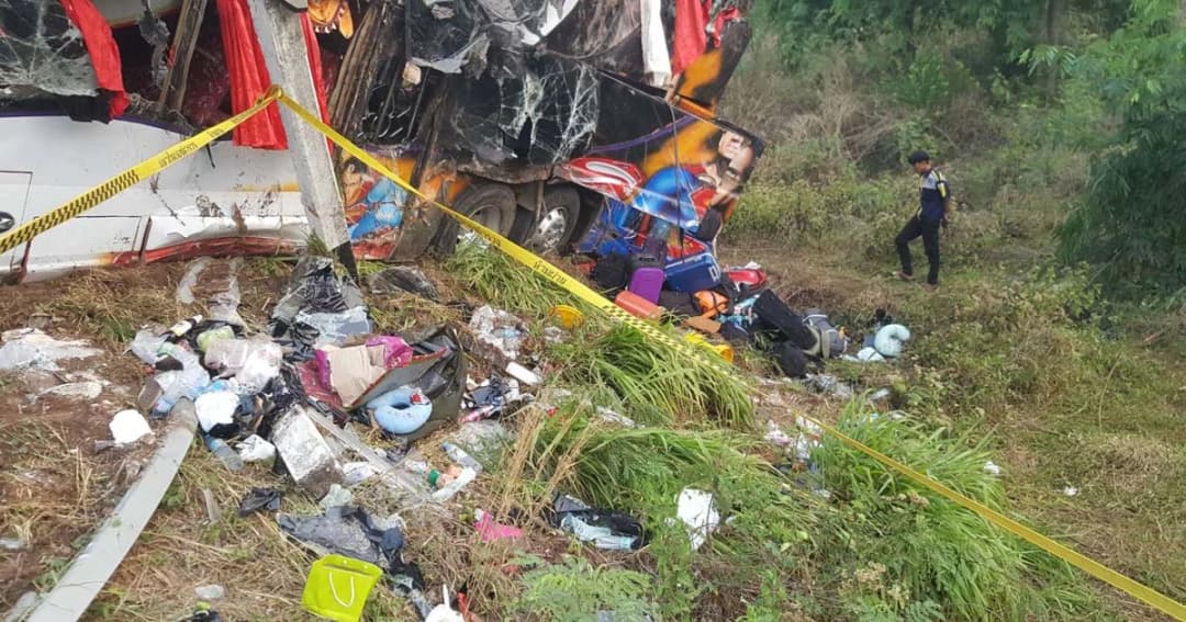 ปราจีนบุรี บัสทัศนศึกษาแหกโค้ง เด็กหญิงวัย 14 ปี เสียชีวิต ครู-นักเรียนบาดเจ็บอีก 31