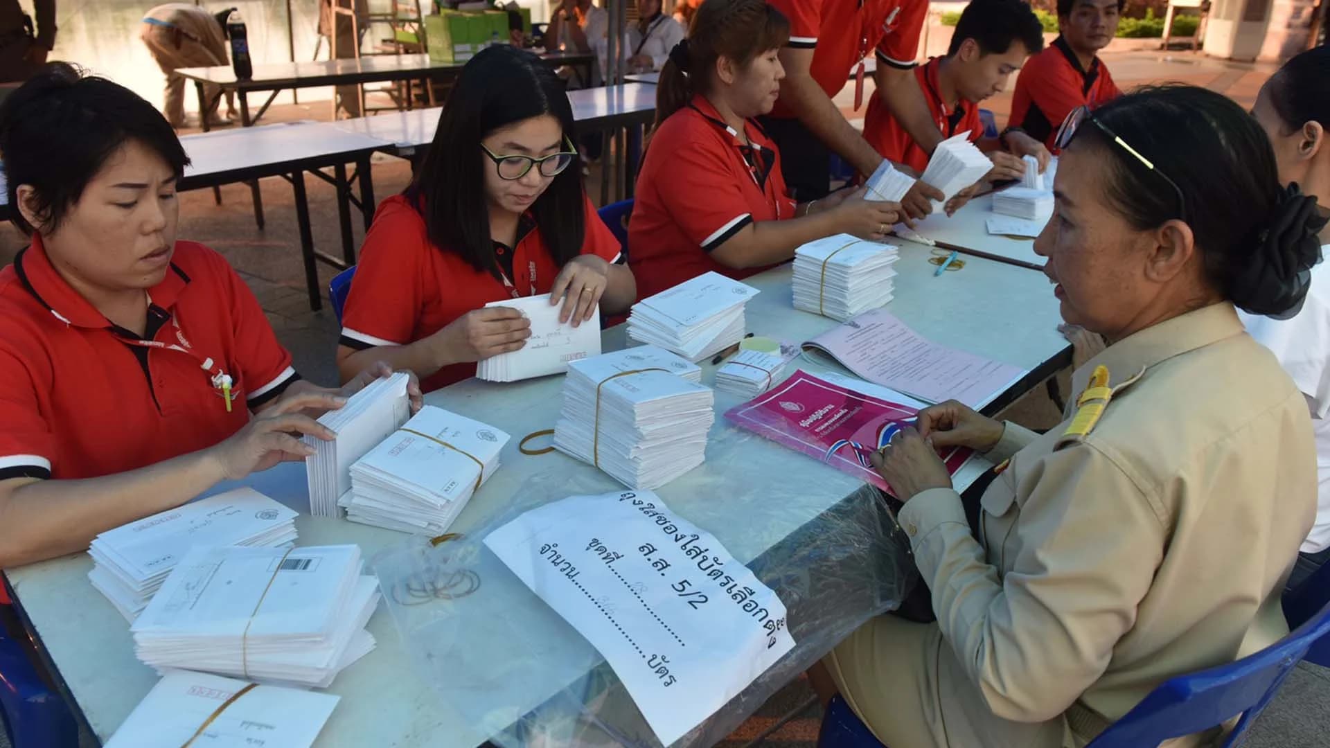 ประธาน กกต. แจง นำซองใส่บัตรเลือกตั้งออกมานับหลังปิดหีบ เป็นกระบวนการปกติ