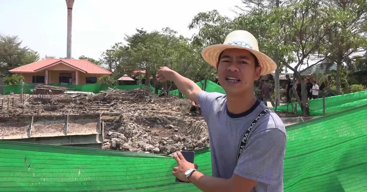 ชาวบ้านประท้วง รร.สร้างบ้านพักครูกลางสนามบอล งบ 4 ล้าน