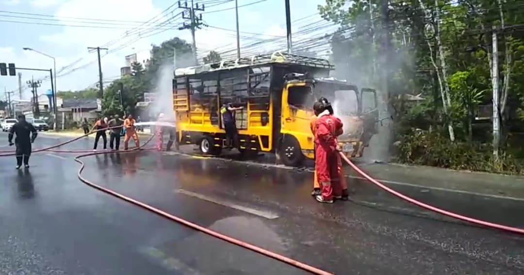 รถบรรทุกตีเส้นจราจรแบตชำรุด ปะทุเป็นประกายไฟไหม้ทั้งคัน