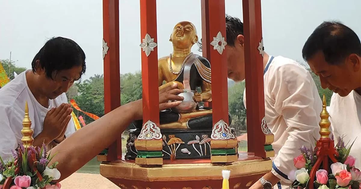 ชาวเชียงราย อัญเชิญ “พระอุปคุต” เตรียมตักบาตรเที่ยงคืน ตามประเพณีโบราณ