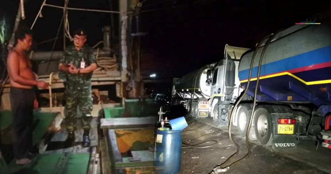 ทัพภาค 4 ยกพลจับน้ำมันเถื่อนกว่า 3 แสนลิตร จ.นครศรีฯ ขณะขนถ่ายส่งขาย จ.นครสวรรค์