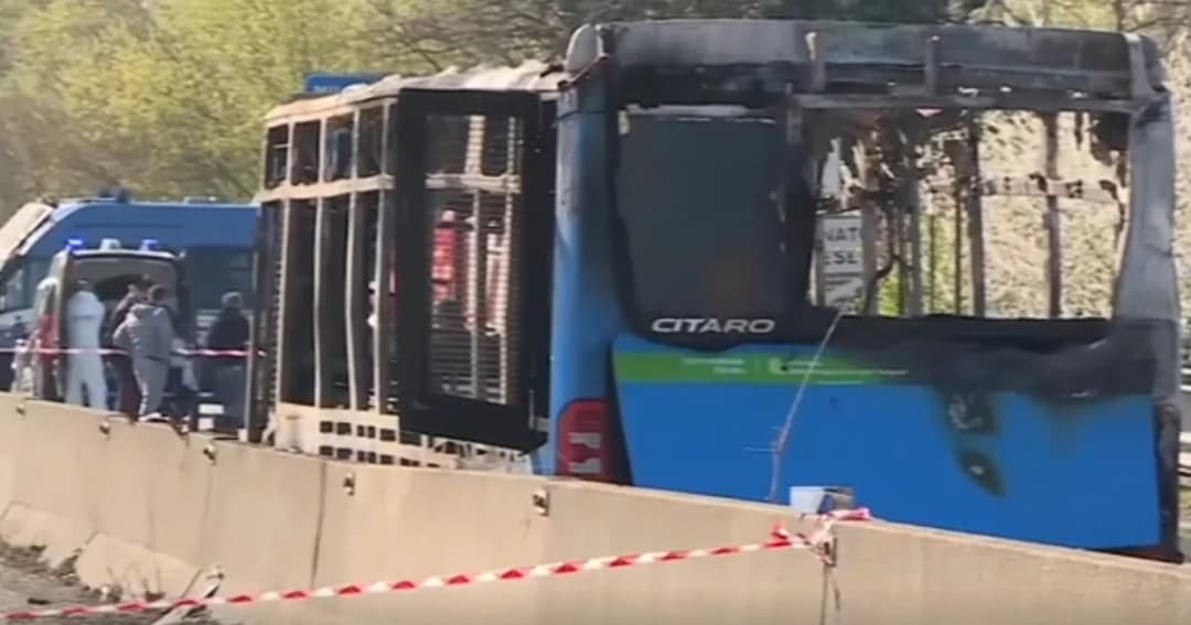 ระทึก! คนขับรถบัสนักเรียนอิตาลี จี้ครู-นักเรียนกว่า 50 ชีวิต แล้วเผารถทิ้งทั้งคัน