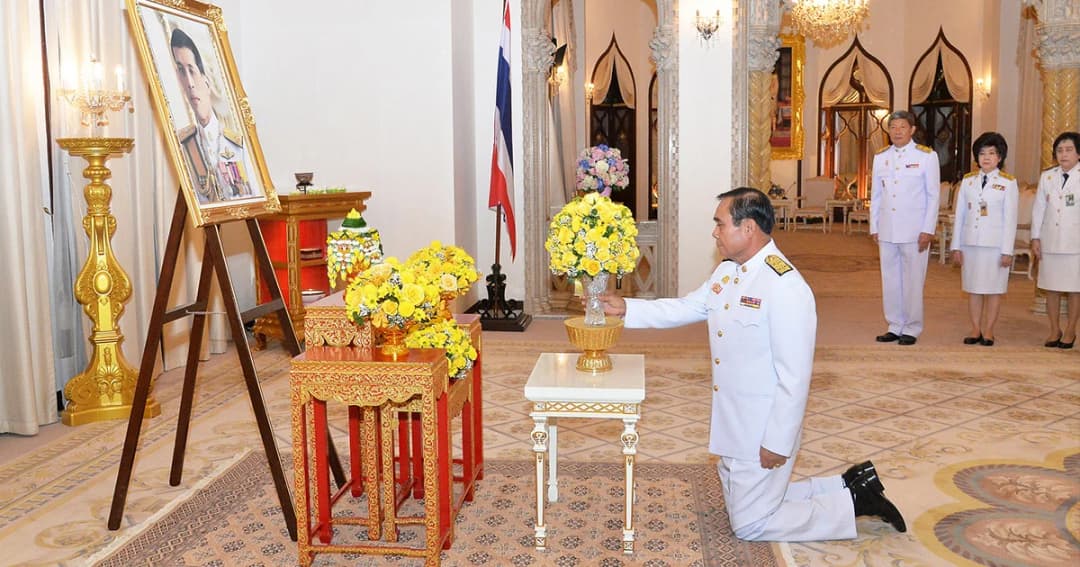 สมเด็จพระเจ้าอยู่หัว พระราชทานดอกไม้นายกฯ เนื่องในวันคล้ายวันเกิด 65 ปี