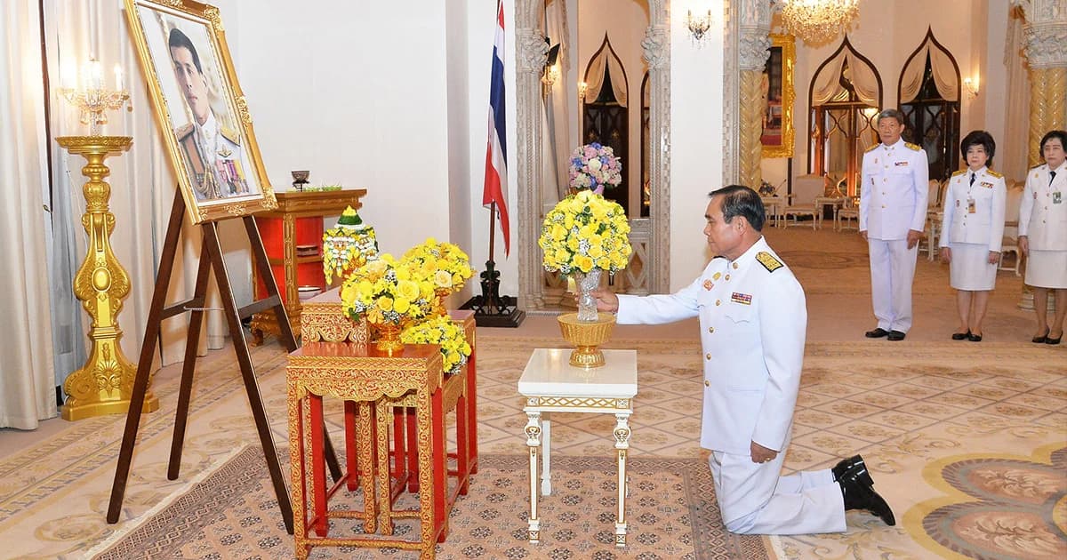 สมเด็จพระเจ้าอยู่หัว พระราชทานดอกไม้นายกฯ เนื่องในวันคล้ายวันเกิด 65 ปี