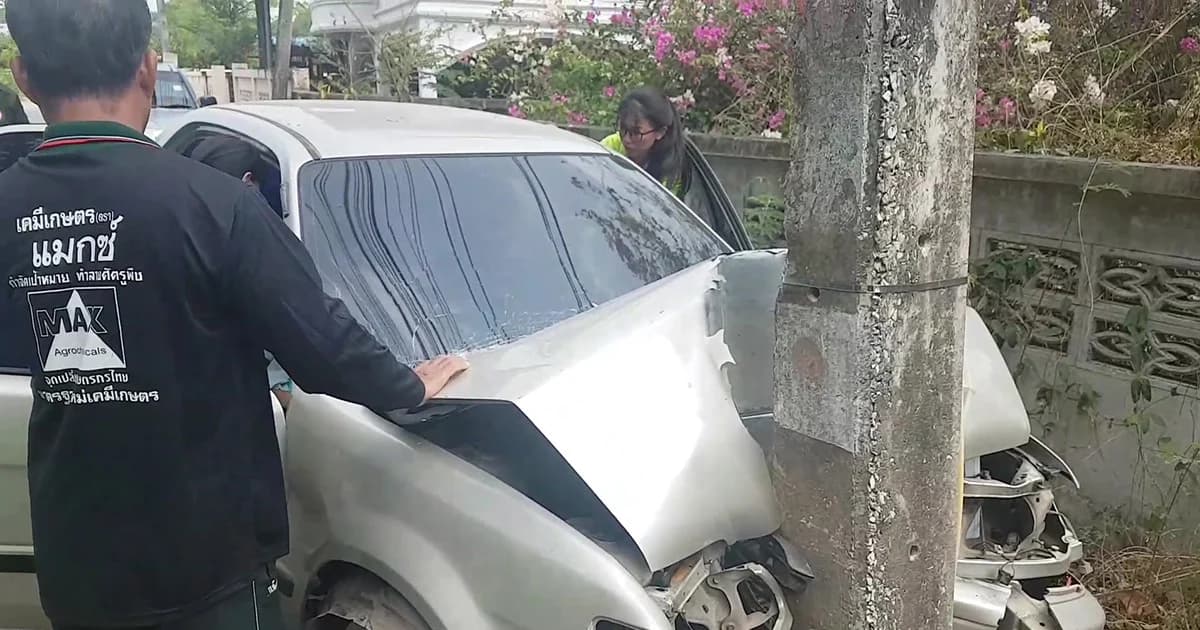สาวร้านสะดวกซื้อควงกะดึกต่อ ขับรถหลับในชนเสาไฟฟ้าดับ