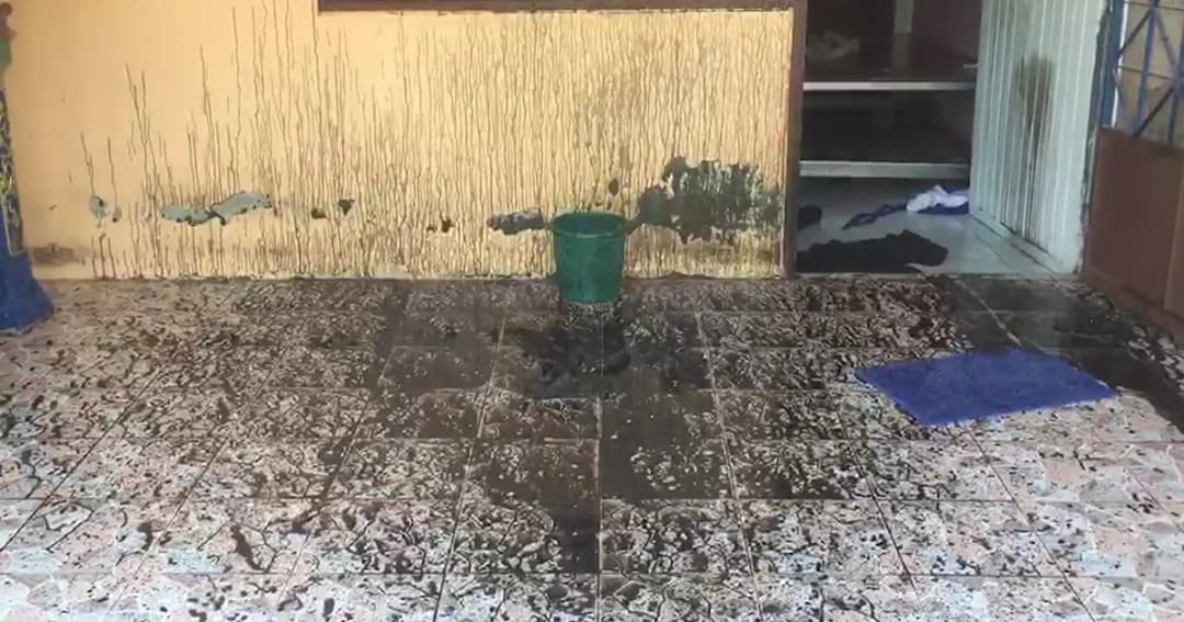 มือดีปาถุงน้ำมันเครื่องใส่บ้านสาว คาดเป็นฝีมือมือแฟนเก่า