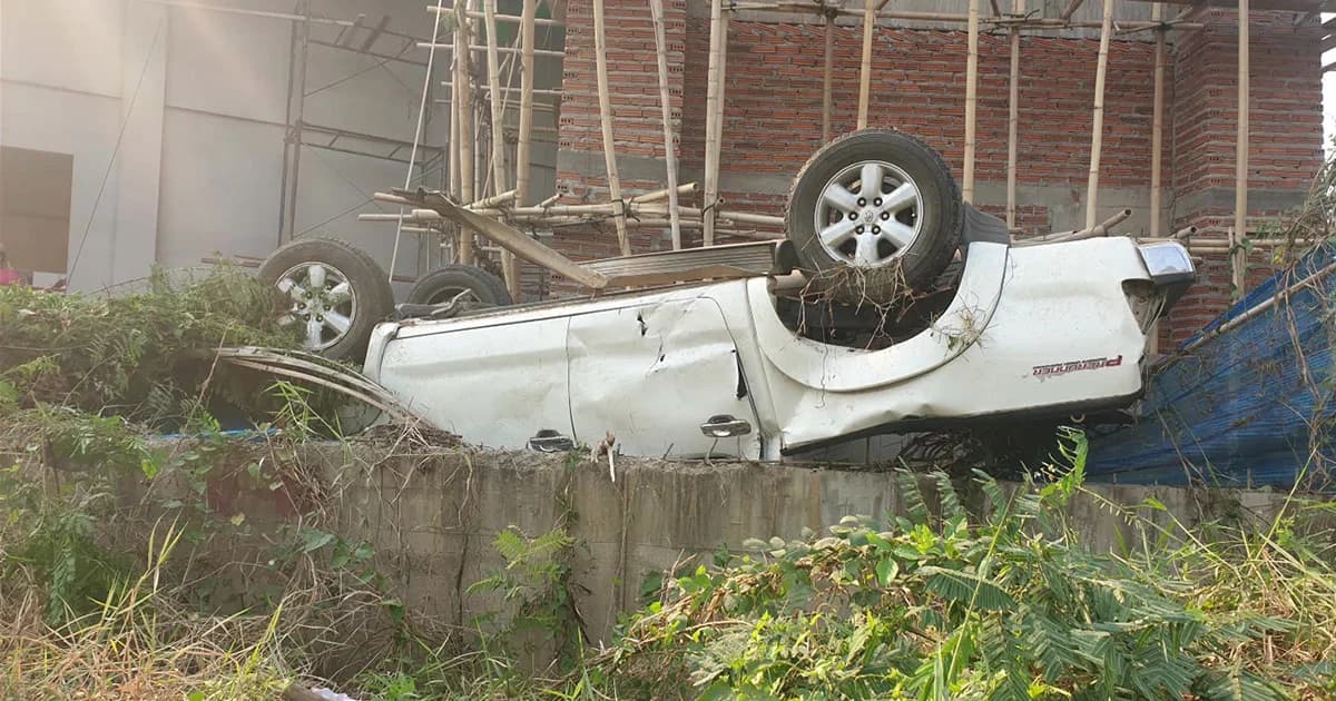 หนุ่มขับกระบะเสียหลักตีลังกาอัดกำแพง ร่างกระเด็นดับคาที่