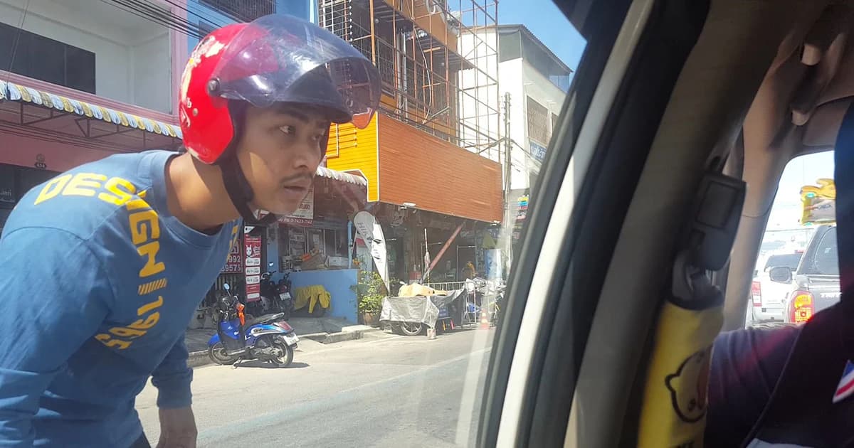 หนุ่มฉุนถูกรถขับปาดหน้า ตร. รีบแสดงตัว-ยังไม่หยุดชี้หน้าด่าต่อ