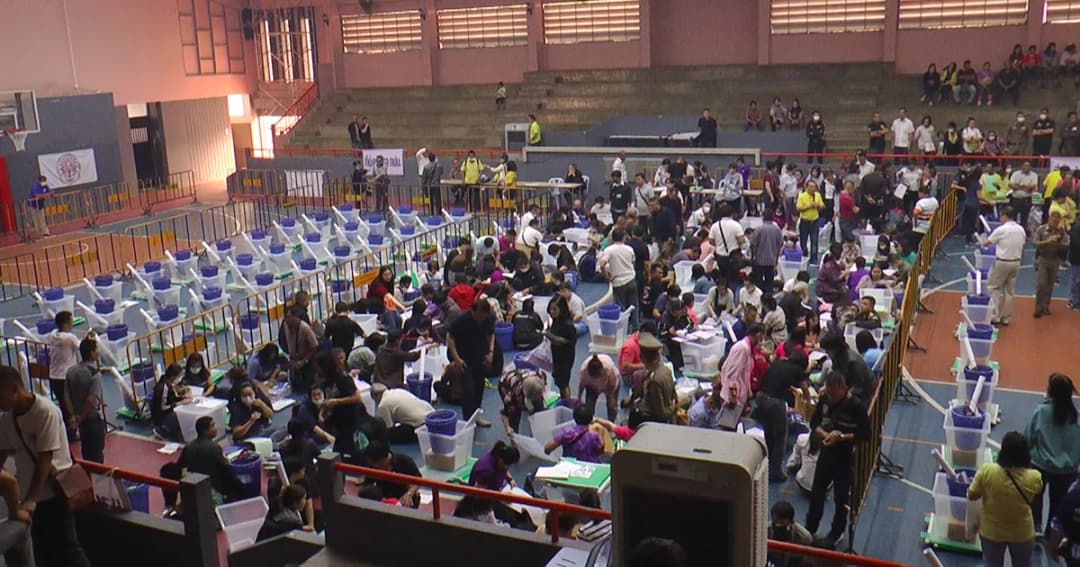 จนท.เริ่มขนหีบบัตรเข้าหน่วยเลือกตั้ง พร้อมนับถอยหลังเลือกตั้งครั้งประวัติศาตร์