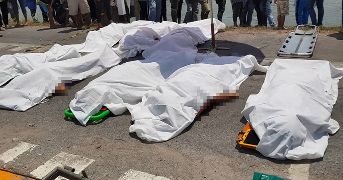 รถพ่วงชนรถตู้ ตกคลอง ผู้โดยสารต่างด้าว ดับ 11 ศพ