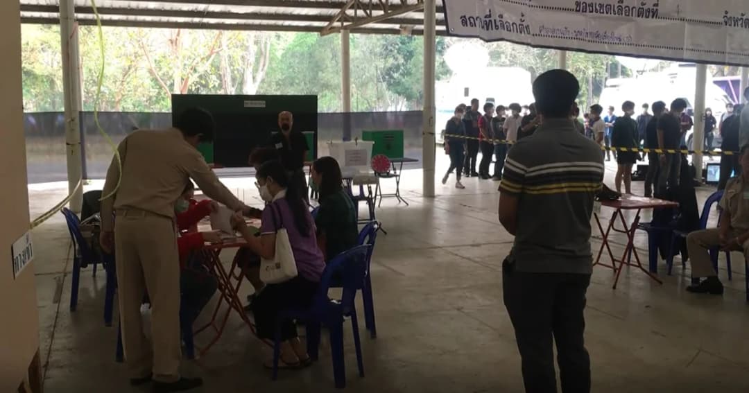 “นักศึกษามหาวิทยาลัยเชียงใหม่” ฝ่าหมอกควันไปใช้สิทธิเลือกตั้ง คึกคึกตั้งแต่ 6 โมงเช้า