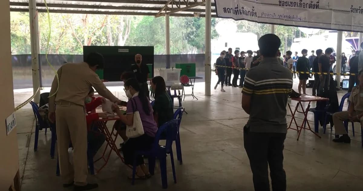 “นักศึกษามหาวิทยาลัยเชียงใหม่” ฝ่าหมอกควันไปใช้สิทธิเลือกตั้ง คึกคึกตั้งแต่ 6 โมงเช้า