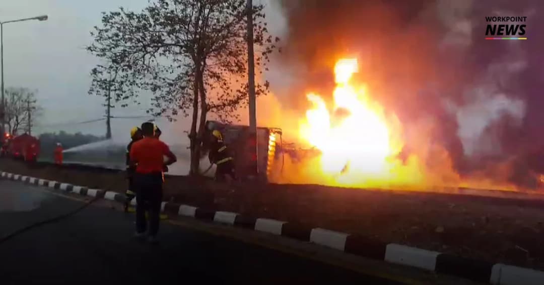 รถบรรทุกน้ำมันยางระเบิด เสียหลักพลิกคว่ำไฟลุกไหม้ จ.ลพบุรี คนขับหนีรอดหวิดถูกย่างสด