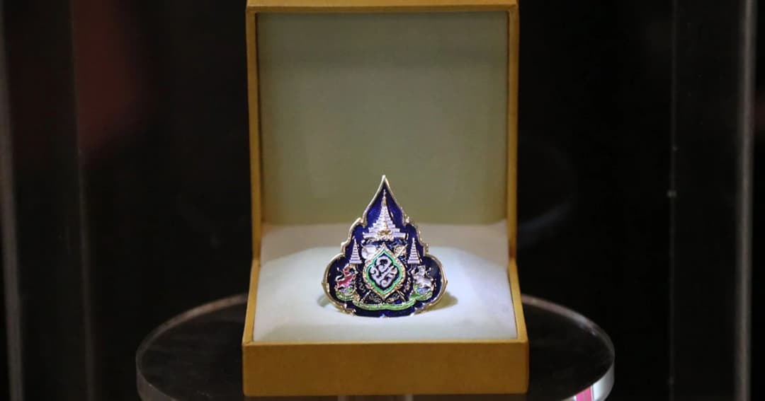 สปน. เปิดจำหน่ายเข็มที่ระลึกตราสัญลักษณ์พระราชพิธีบรมราชาภิเษก 31 มี.ค.62