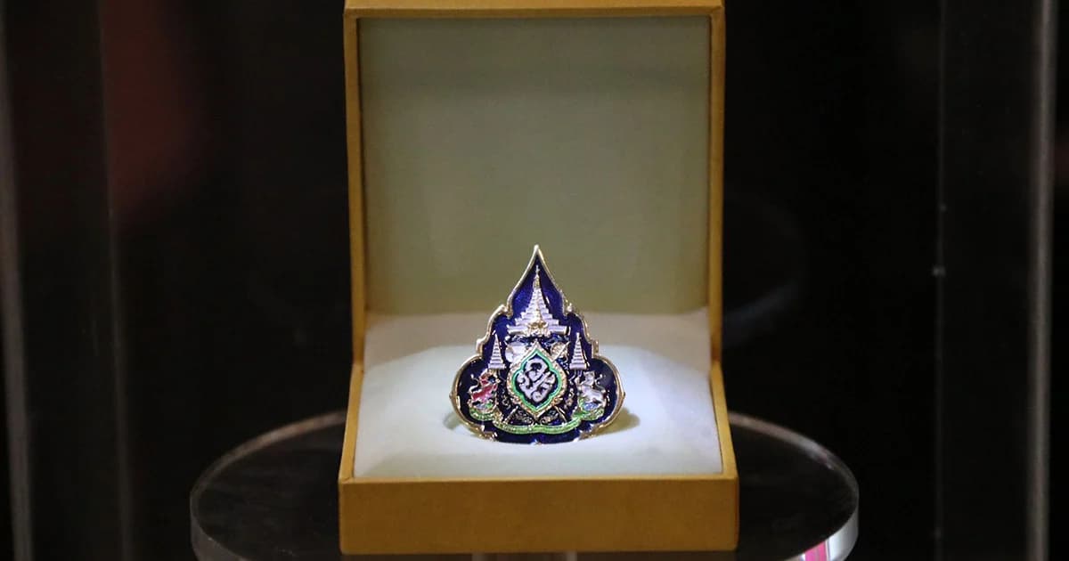 สปน. เปิดจำหน่ายเข็มที่ระลึกตราสัญลักษณ์พระราชพิธีบรมราชาภิเษก 31 มี.ค.62