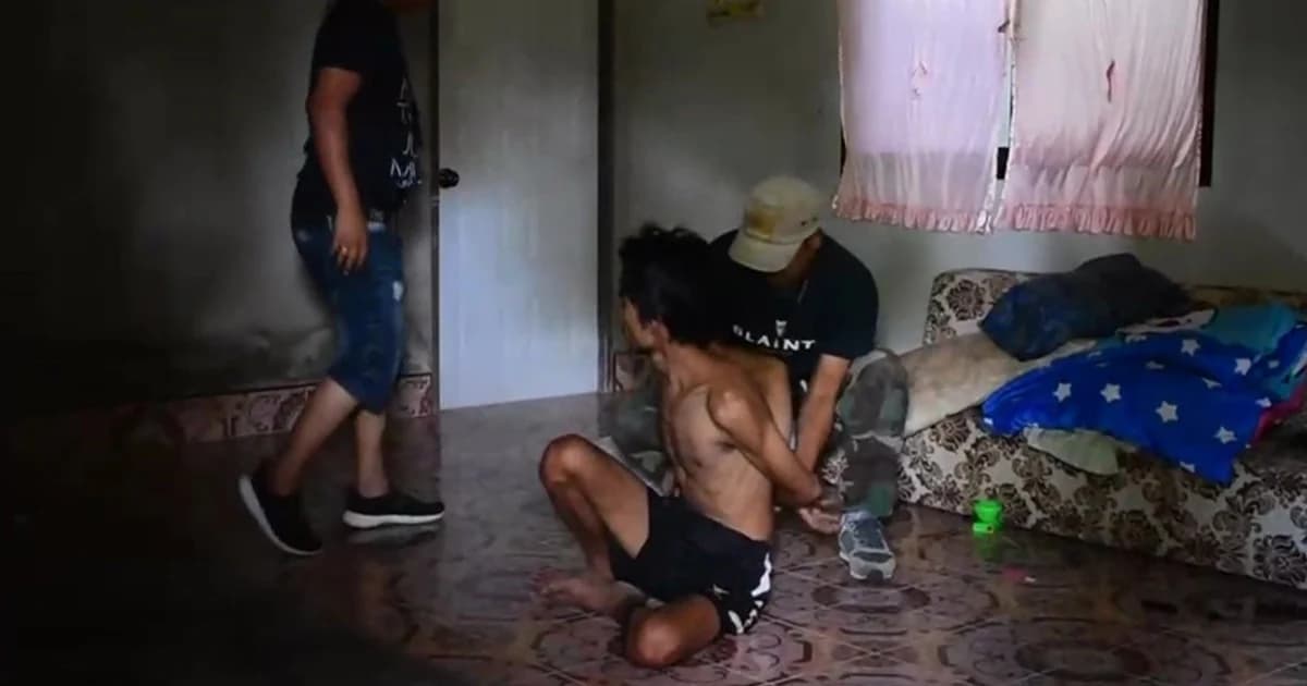 ตร.บุกจับเซียนไก่คลั่งยา ทำร้ายเมียด่าแม่-จุดไฟเผาเสื้อคนในบ้าน