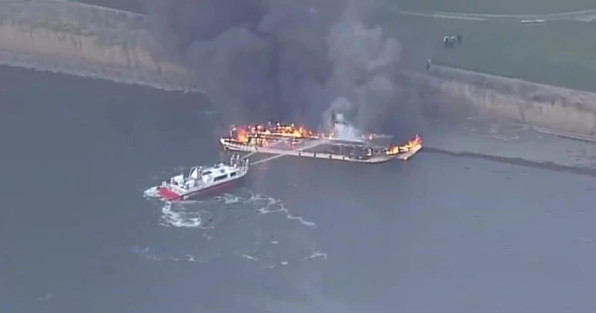 ไฟไหม้เรือภัตตาคารกลางแม่น้ำ พนักงานบาดเจ็บ 1 คน