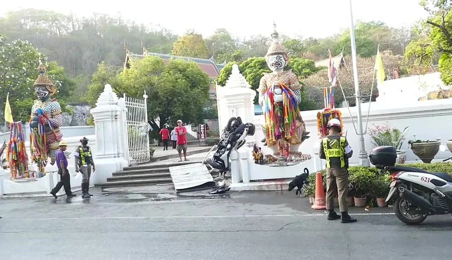 ตร.ไล่จับจยย.แต่งซิ่ง พลาดท่าชนประตูวัดรถหงายชี้ฟ้าเจ็บ