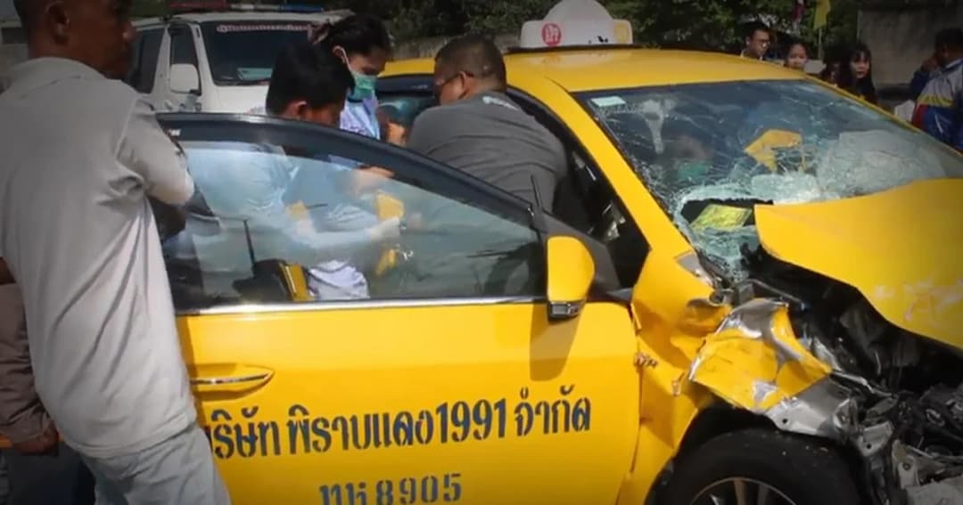 แท็กซี่เบรกไม่ทันชนกัน 4 คันรวด บาดเจ็บสาหัส 1 ราย
