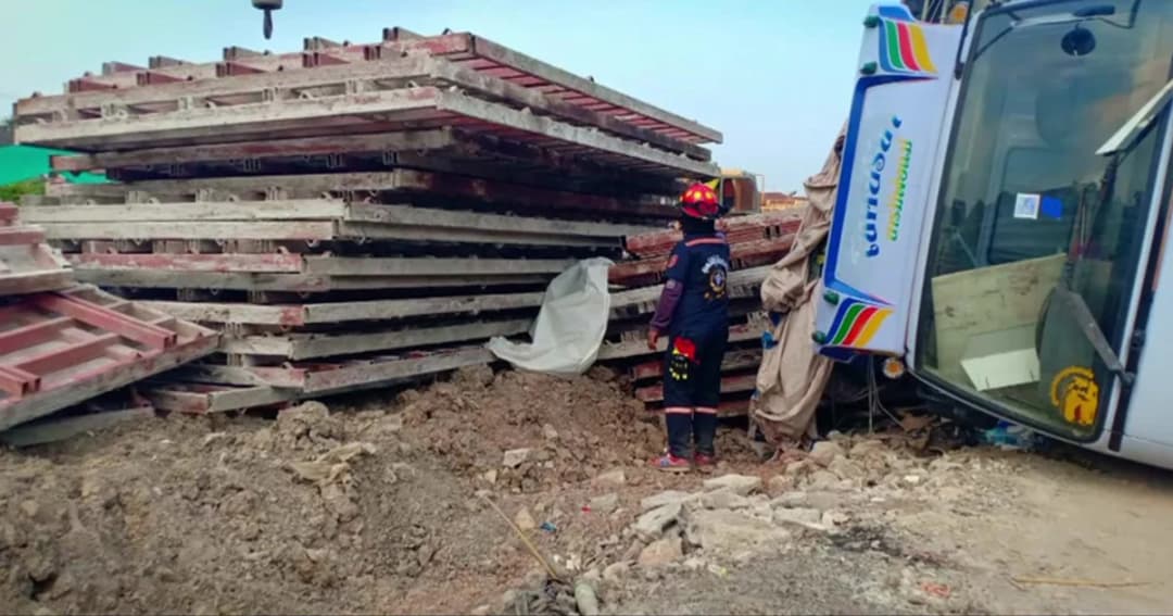 รถบรรทุกพลิกคว่ำ แผ่นโครงเหล็กทับคนงานเสียชีวิตคาที่