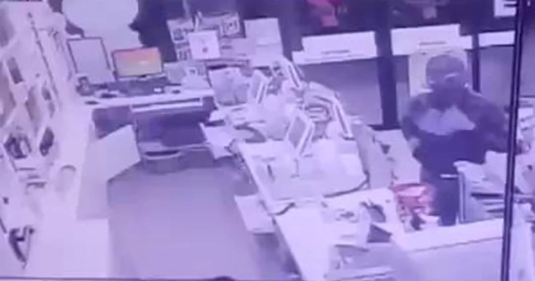 โจรกระจอกบุกจี้ทรัพย์ร้านสะดวกซื้อ สุดท้ายได้แค่เหล้า-บุหรี่