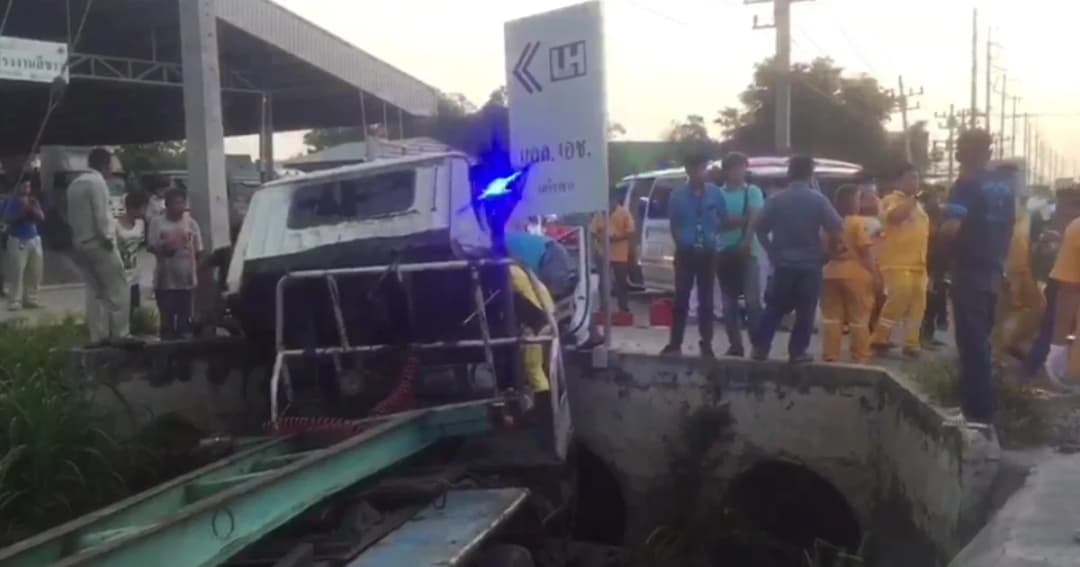 ชนแล้วหนี! กระบะซิ่งเสยท้ายวีโก้คว่ำ-บรรทุกหักหลบพุ่งอัดท่อ