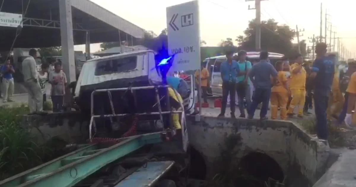 ชนแล้วหนี! กระบะซิ่งเสยท้ายวีโก้คว่ำ-บรรทุกหักหลบพุ่งอัดท่อ