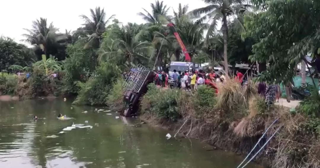 กระบะพุ่งลงบ่อน้ำลึก 10 เมตร 2 แม่ลูกดับ