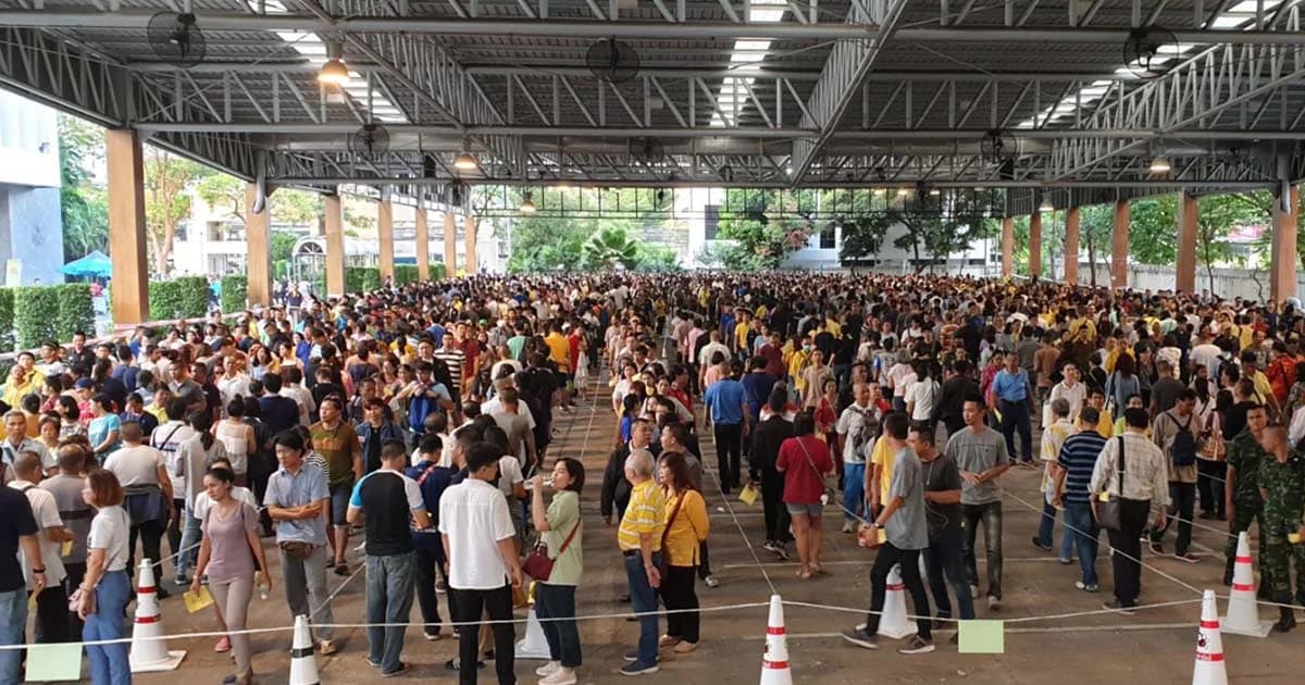 เข้าคิวข้ามคืน ซื้อเข็มที่ระลึก-เสื้อสีเหลืองประดับตราสัญลักษณ์พระราชพิธีบรมราชาภิเษก