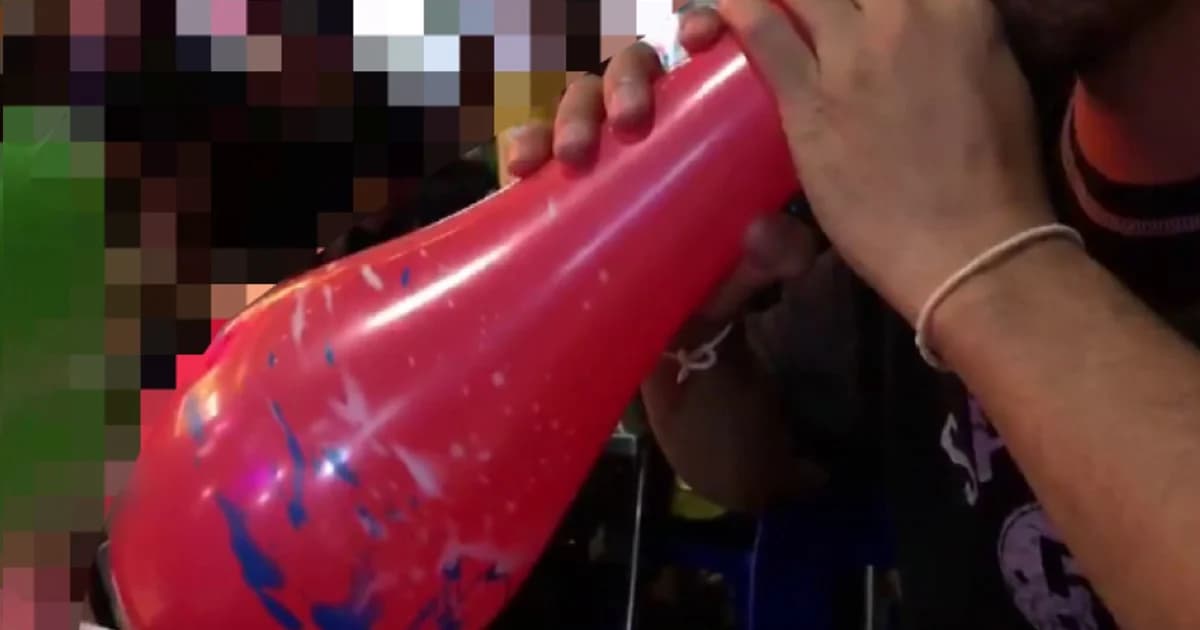 ลูกโป่งก๊าซหัวเราะระบาดถนนข้าวสาร เตือนสูดดมเยอะเสี่ยงขาดอากาศหายใจ