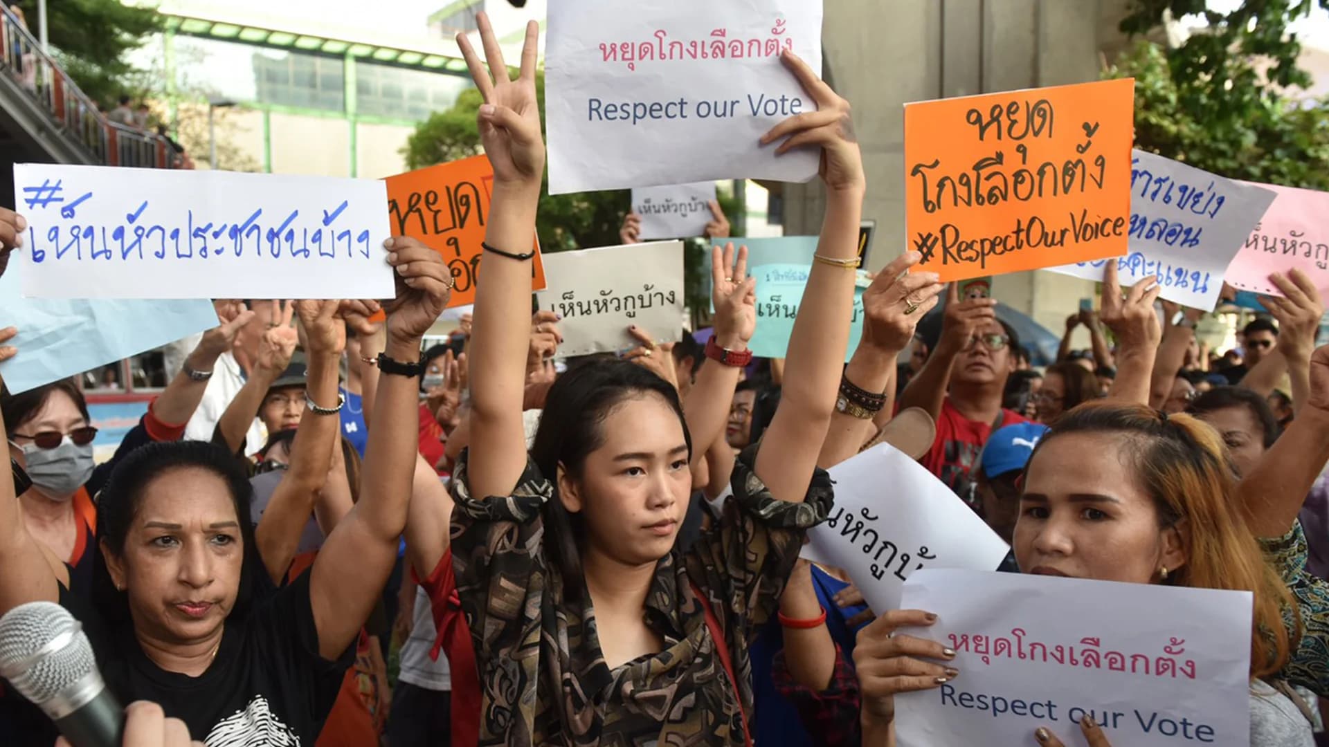 กลุ่มฟื้นฟูประชาธิปไตยจัดกิจกรรม เรียกร้องให้ กกต. เปิดเผยคะแนนทุกหน่วยภายในพรุ่งนี้