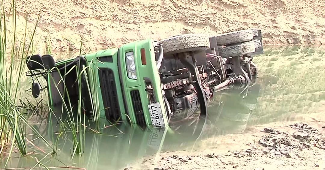 รถบรรทุกน้ำพลิกคว่ำ ทับคนขับเสียชีวิตคาที่