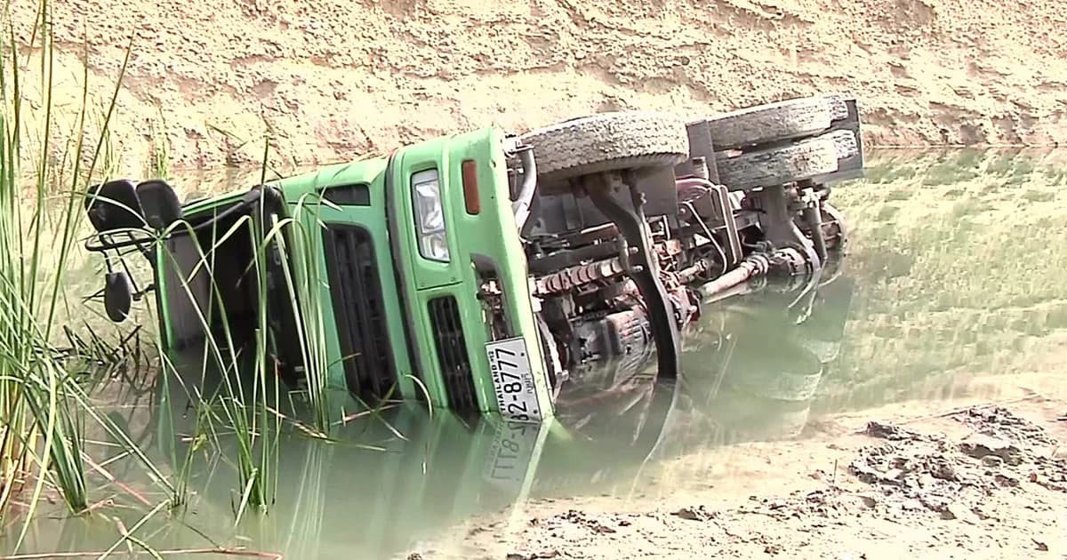 รถบรรทุกน้ำพลิกคว่ำ ทับคนขับเสียชีวิตคาที่