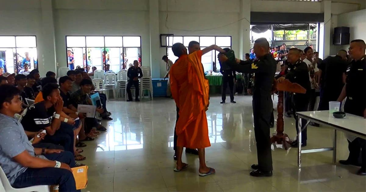 บรรยากาศการเกณฑ์ทหาร จนท.นิมนต์ “หลวงพี่” เจิมไห ก่อนจับได้ “ใบแดง”