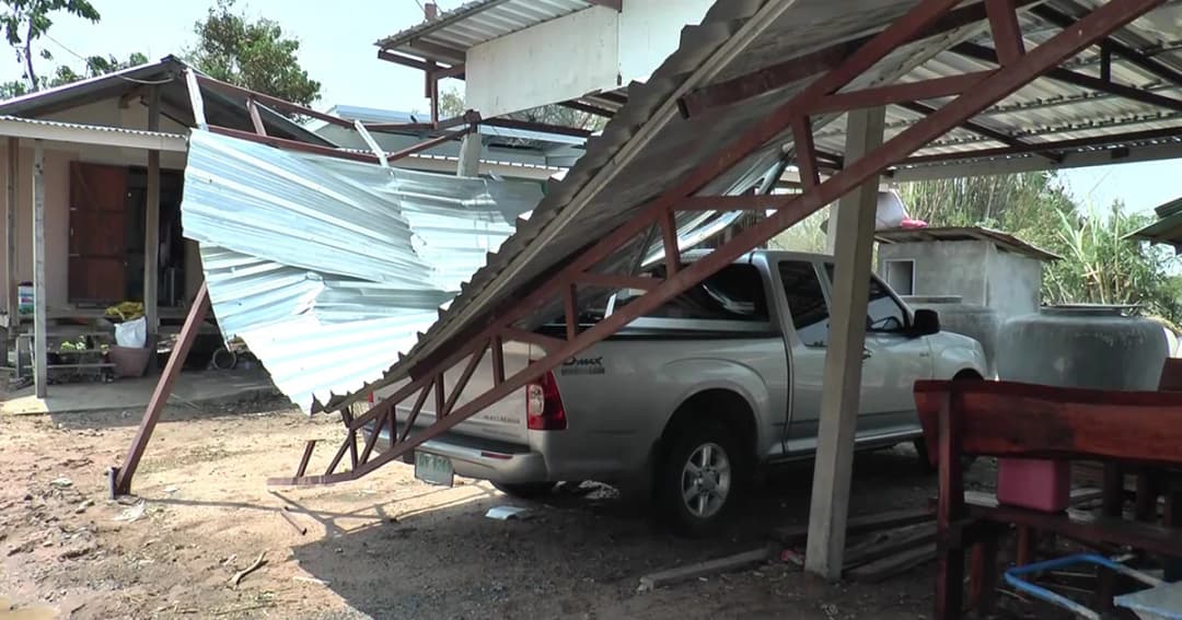 ผู้ว่าฯ โคราช เตือนประชาชนเฝ้าระวังพายุฤดูร้อน หลังพัดถล่มเสียหาย 510 ครัวเรือน