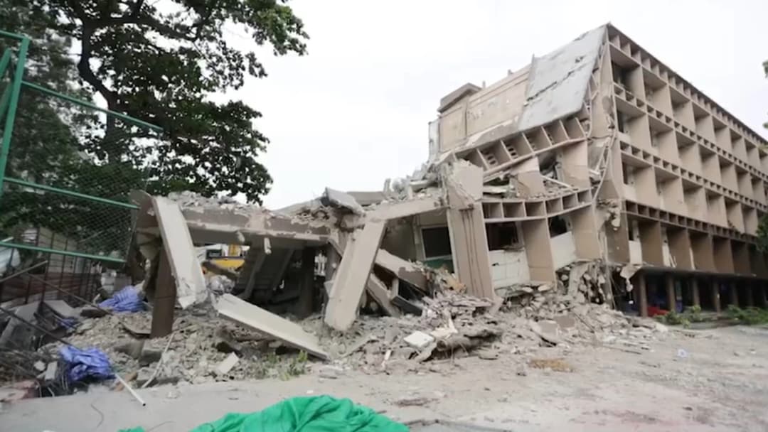 ห้ามแล้วยังทุบต่อเหตุแฟลตเก่าดินแดงพังถล่ม ผอ.เขต แจ้งความการเคหะ-ผู้รับเหมา