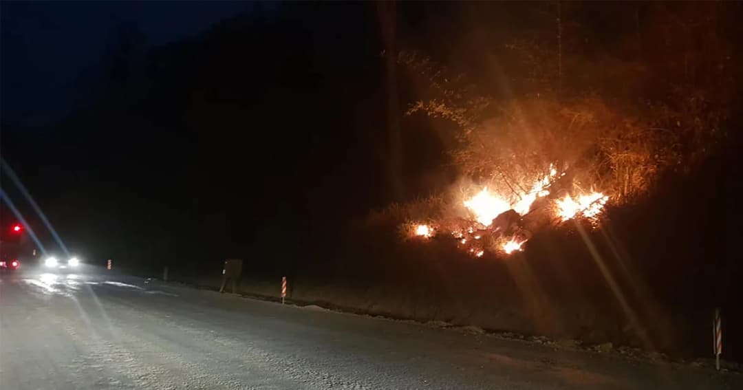 ต่อหน้าต่อตา ! โลกโซเชียล เผยคลิป เผาป่า ริมถนนเชียงใหม่