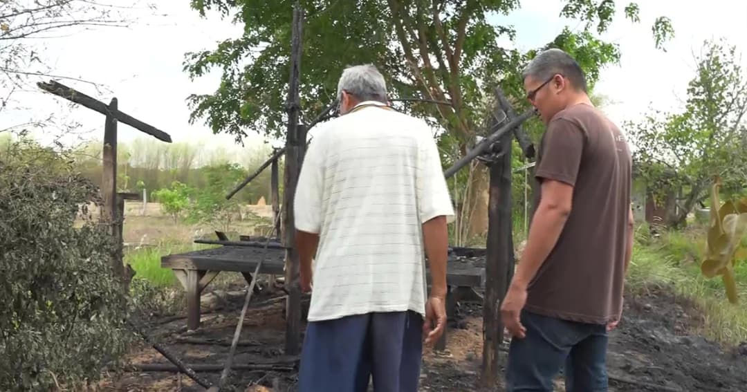 ตาวัย 70 โวยหลังเพื่อนบ้านเผาอ้อย ไฟลามคลอกหมาตาย