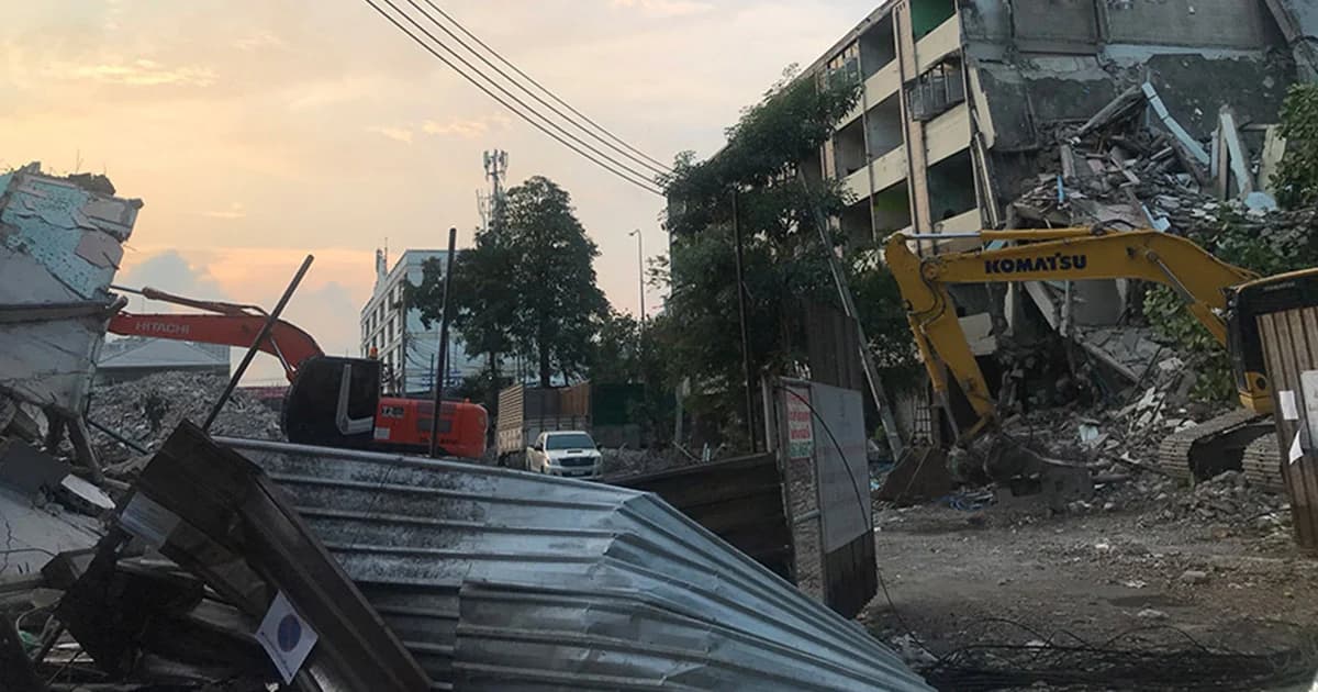 แฟลตดินแดงถล่ม! รถพังยับ 9 คัน ไร้วิศวกรคุมงาน วสท.ชี้รื้อผิดหลักการ