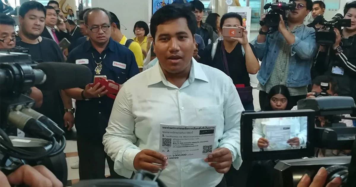 จ่านิว ถูก จนท.ห้ามตั้งโต๊ะล่ารายชื่อถอดถอน กกต. หน้าสำนักงาน กกต.