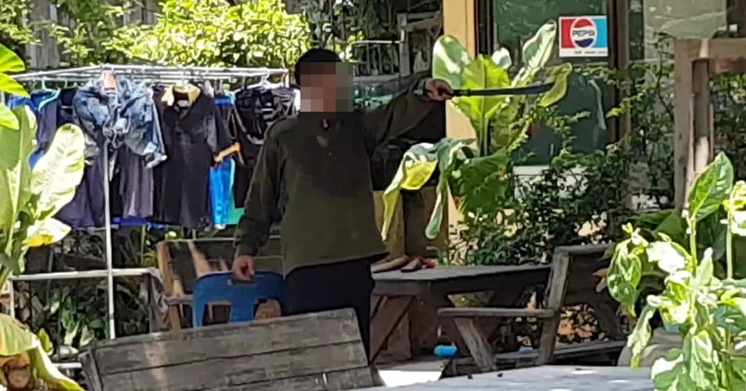 อากาศร้อนจัด “หนุ่มคลั่ง” ถือมีดดาบประกาศกู้ชาติ