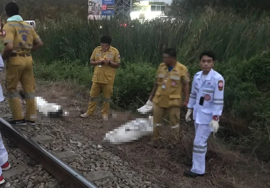 ขี่ จยย.อ้อมไม้กั้น ถูกรถไฟชน ดับ 2 ศพ