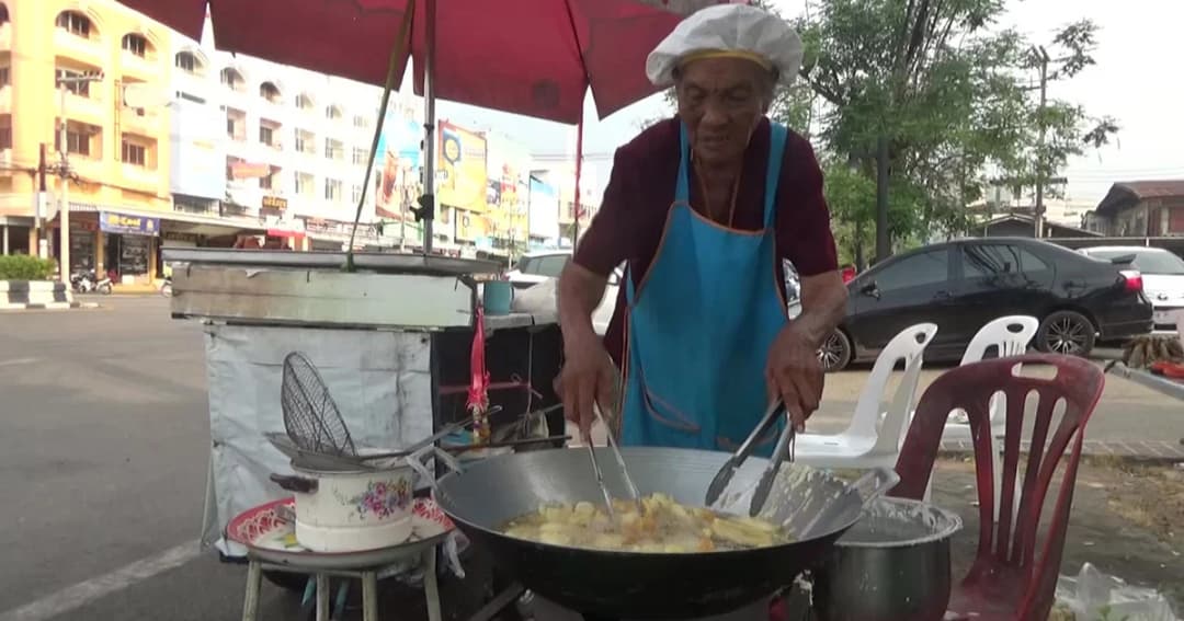 ยายฉลองอายุครบ 100 ปี แจกกล้วยทอดฟรีทั้งร้าน