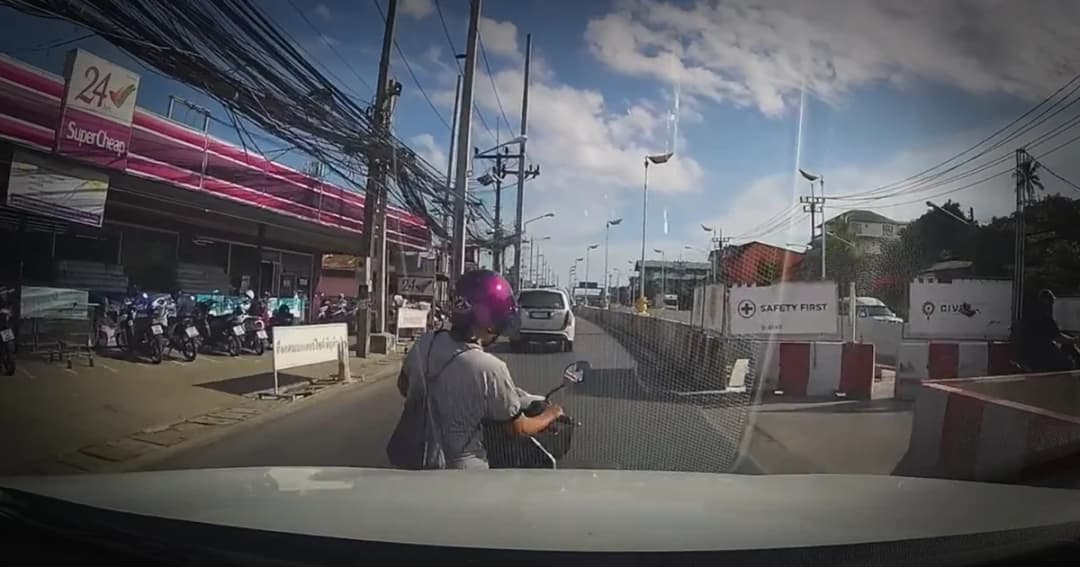 หวิดดับ! จยย. ปาดหน้าลักไก่กลับรถ ถูกชนท้ายจนเซ จ.ภูเก็ต