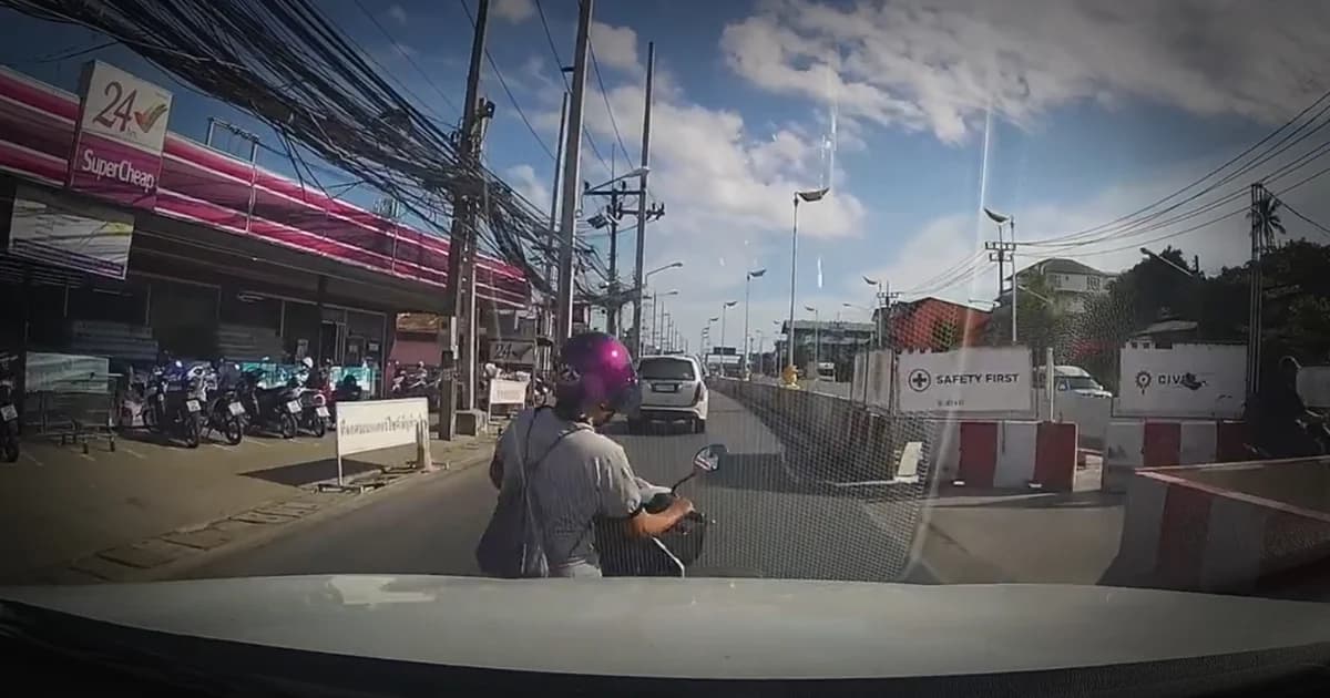 หวิดดับ! จยย. ปาดหน้าลักไก่กลับรถ ถูกชนท้ายจนเซ จ.ภูเก็ต